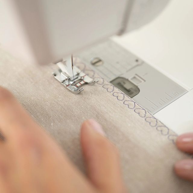 HUSQVARNA® VIKING® DESIGNER QUARTZ™ 29 Sewing & Embroidery Machine - Choice Fabrics957422112